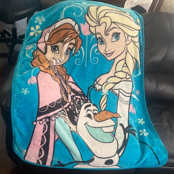 Disney Girls Frozen Fleece Blanket Size 34.5” X 47” - Picture 2 of 10